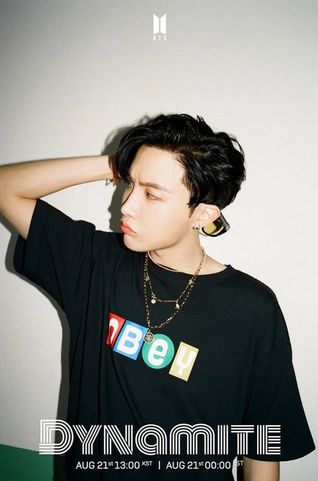 Kaus yang dipakai J-Hope dalam MV Dynamite ini langsung habis tidak lama setelah foto teaser penampilannya di video klip tersebut dirilis di Twitter. T-shirt berwarna hitam dari brand Obey yang dijual seharga US$ 40 atau seharga Rp 584 ribu ini menjadi item pertama dari gaya personel BTS di MV Dynamite yang sold out dalam hitungan menit. Foto: Dok. @BigHitEnt/Twitter.com