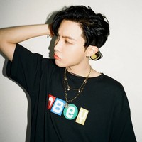 Kaus yang dipakai J-Hope dalam MV Dynamite ini langsung habis tidak lama setelah foto teaser penampilannya di video klip tersebut dirilis di Twitter. T-shirt berwarna hitam dari brand Obey yang dijual seharga US$ 40 atau seharga Rp 584 ribu ini menjadi item pertama dari gaya personel BTS di MV Dynamite yang sold out dalam hitungan menit. Foto: Dok. @BigHitEnt/Twitter.com