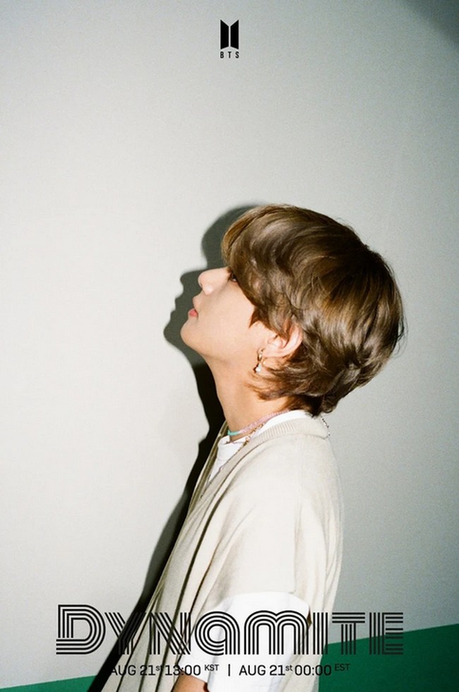 Kim Tae-hyung atau lebih dikenal dengan V BTS memakai kalung bebatuan berwarna-warni di MV Dynamite yang hingga kini sudah ditonton lebih dari 265 juta kali itu. Dan kalung serta anting yang dipakai V di video Dynamite itu habis terjual kurang dari sejam. Foto: Dok. @BigHitEnt/Twitter.com