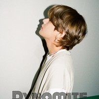Kim Tae-hyung atau lebih dikenal dengan V BTS memakai kalung bebatuan berwarna-warni di MV Dynamite yang hingga kini sudah ditonton lebih dari 265 juta kali itu. Dan kalung serta anting yang dipakai V di video Dynamite itu habis terjual kurang dari sejam. Foto: Dok. @BigHitEnt/Twitter.com