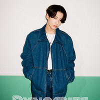Seperti dikutip dari Soompi, jaket denim yang dipakai Jungkook dalam video Dynamite ini datang dari brand Louis Vuitton. Meski harganya tidaklah murah, jaket seharga US$ 2.120 atau sekitar Rp 31 juta ini juga sold out di beberapa negara. Foto: Dok. @BigHitEnt/Twitter.com