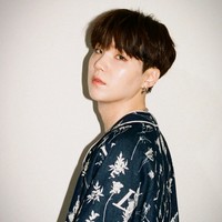 Satu lagi busana dari Louis Vuitton yang dipakai personel BTS di video klip Dynamite. Kali ini Suga memakai kemeja denim baseball dengan hiasan daun dari Louis Vuitton. Kemeja seharga US$ 1.000 atau sekitar Rp 14,5 juta ini sold out di Amerika Serikat dan Kanada. Foto: Dok. @BigHitEnt/Twitter.com