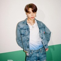 Jimin memakai kalung dengan bandul bunga Daisy di video klip Dynamite BTS. Kalung tersebut datang dari brand Vintage Hollywood. Dijual seharga US$ 50 atau sekitar Rp 730 ribu, kalung tersebut juga habis dalam sekejap. Foto: Dok. @BigHitEnt/Twitter.com