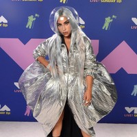 Di 2009, Lady Gaga mengaku bahwa dia menggunakan sex toys untuk memuaskan dirinya sendiri. Aku single, pekerja keras, sangat kesepian, tapi aku baik-baik saja. Aku dan vibrator sangat bahagia, ujar Gaga, seperti dikutip The Sun.  Foto: Instagram/@nicolaformichetti