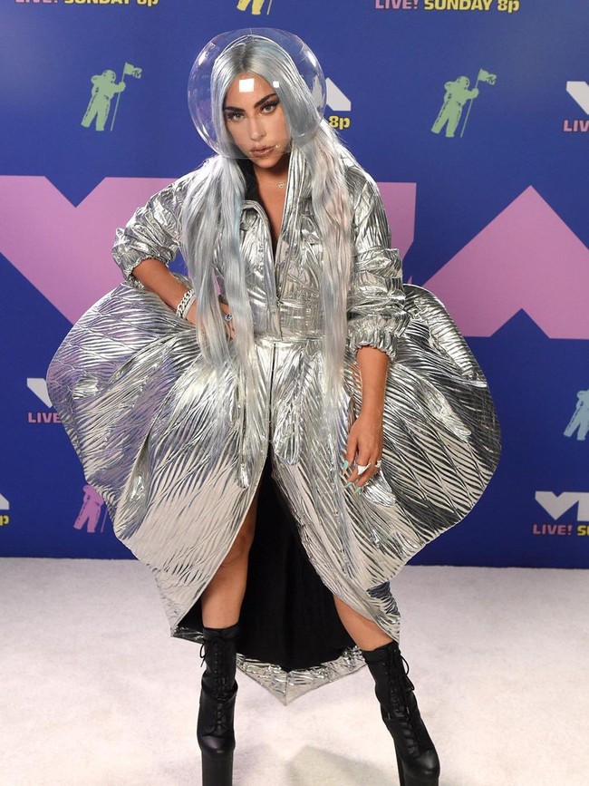 Lady Gaga terpaksa menghentikan sementara konsernya di Connecticut saat mendapati ada salah satu penonton yang wajahnya berdarah. Penyanyi 35 tahun ini lalu memastikan paramedis mendatanginya dan menanyakan namanya. “Meredith, saya sungguh minta maaf wajahmu terbentur sampai berdarah. Kami akan memastikan kamu baik-baik saja,” katanya. Foto: Instagram/@nicolaformichetti