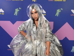 Lady Gaga Serba Putih Sambut Pelantikan Joe Biden