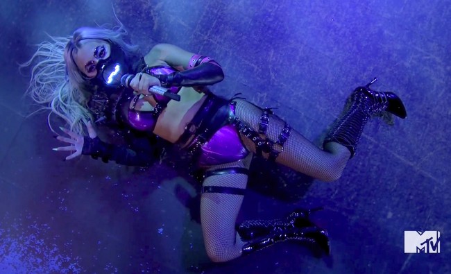 Lady Gaga memakai bra, panties dan stocking dari Deadly Fetish Couture setelah tampil bersama Ariana Grande. (Foto: MTV via AP)