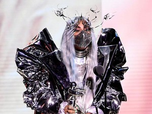 Bangga! Lady Gaga Pakai Masker Buatan Desainer Indonesia di MTV VMA