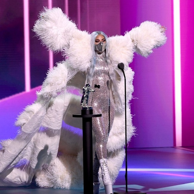 Coat putih penuh bulu dari Valentino menjadi andalan aktris dan pemenang Oscar ini saat menerima penghargaan Artist of the Year. Coat tersebut membungkus body-suit penuh sequin silver yang berkilauan. Tidak ketinggalan sebuah masker senada. (Foto: Instagram/@nicolaformichetti)