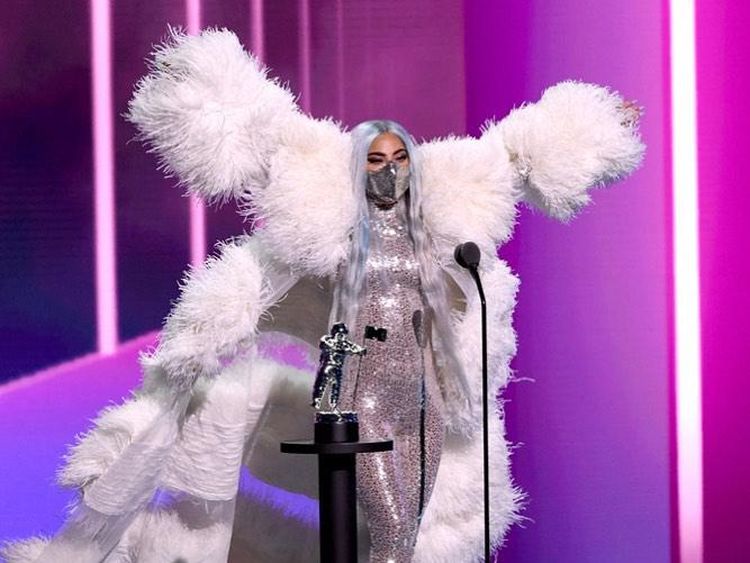 9 Gaya Heboh Lady Gaga di VMA, Maskernya Curi Perhatian