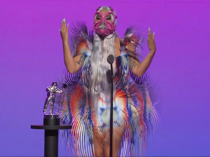 Gaya Lady Gaga di MTV VMA 2020 This combination photo of video grabs by MTV, issued Sunday, Aug. 30, 2020, shows Lady Gaga wearing masks during the MTV Video Music Awards. (MTV via AP)