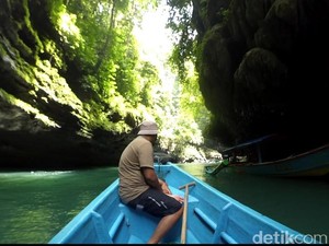 Uji Nyali di Batu Payung Green Canyon Pangandaran