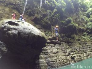 Foto: Berani Lompat dari Atas Batu Payung Pangandaran?