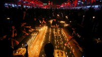 Selain ritual berdarah-darah ini, banyak jamaah Syiah melakukan perjalanan dari negara tetangga Iran dan negara lain setiap tahun untuk mengunjungi kuil Imam Hussein di Karbala.  