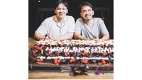 Sangat dekat dengan kakaknya, bahkan kini ia bergabung dengan sang kakak dalam mengelola bisnis restoran. Begini kedekatan keduanya saat merayakan ulang tahun Ruben Onsu lengkap dengan kue tart cokelat yang ukurannya jumbo. Foto: Instagram @jordionsu