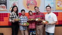 Bersama keluarganya yang terdiri dari Ruben Onsu, Sarwenda, Thalia Onsu, dan Betrand Peto, Jordi berpose dengan sepiring menu ayam geprek di salah satu gerai restoran Geprek Bensu. Foto: Instagram @jordionsu