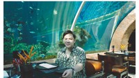Sukses jadi selebriti dan pebisnis muda, Jordi Onsu pamerkan momen makannya di restoran dengan pemandangan aquarium yaitu Koral Aquarium Restaurant yang ada di Bali. Foto: Instagram @jordionsu
