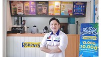 Begini pose Jordi Onsu di depan bisnis kuliner terbarunya yaitu Bensueger. Bisnisnya kali ini menawarkan beragam minuman kekinian yang tentunya segar! Foto: Instagram @jordionsu