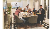 Walaupun bukan Muslim, tapi Jordi sosok yang menghormati perbedaan. Bahkan ia sempat membagikan momen berbuka puasa bersama dengan teman-temannya. Foto: Instagram @jordionsu
