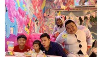 Dekat dengan keponakannya, begini serunya Jordi Onsu bersama Thalia Onsu dan Betrand Peto di kafe bertemakan unicorn yang warna-warni. Foto: Instagram @jordionsu