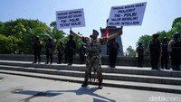 Ia mengajak beberapa anggota Pengendalian Massa (Dalmas) Polresta Surakarta untuk kampanye perdamaian.