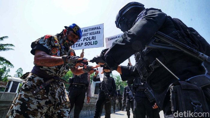 Purnawirawan TNI Kopral Partika Subagyo mengajak anggota Dalmas Polresta Surakarta melakukan kampanye damai. Ini sebagai simbol perdamaian antara TNI-Polri.