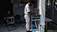 Cuci tangan juga wajib dilakukan oleh para siswa yang mengikuti pelajaran jarak jauh di balai warga tersebut.