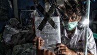 Para siswa juga harus menjaga jarak saat mengikuti pelajaran online untuk mengantisipasi sentuhan fisik.