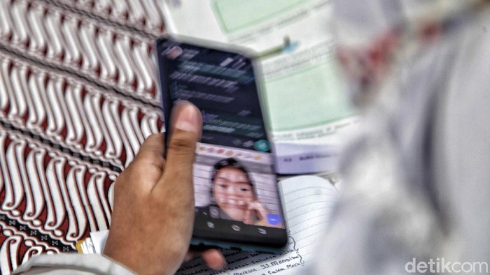 Kampung Internet untuk meringankan siswa mengikuti pelajaran online hadir di RW 02, Kelurahan Galur, Jakarta Pusat. Internet gratis itu bisa diakses di balai RW 02.
