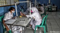 Sejumlah siswa SLTP mengikuti pelajaran online di balai RW 02, Kelurahan Galur, Kecamatan Johar Baru, Jakarta Pusat, Seni (31/8/2020).