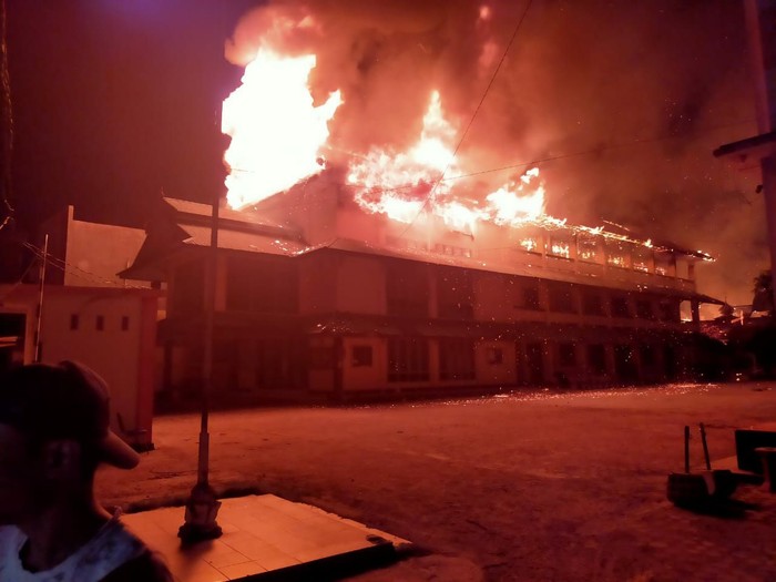 Kampus STIE di Palu yang Terbakar (Qadri-detik)