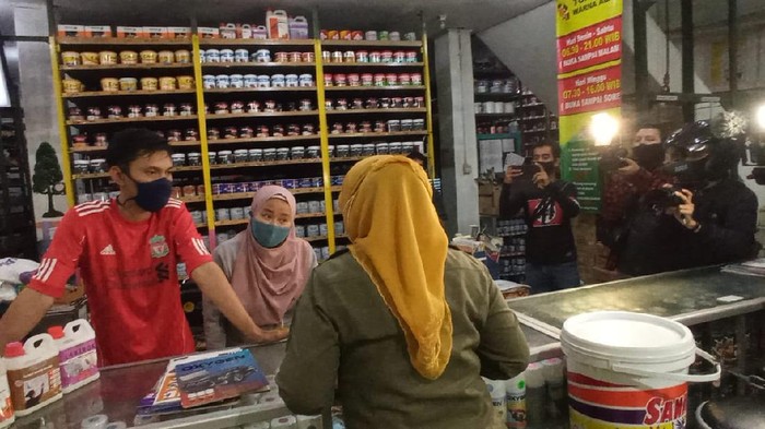 Kasatpol PP Depok Lienda Ratnanurdiany mensosialisasikan soal pembatasan aktivitas warga