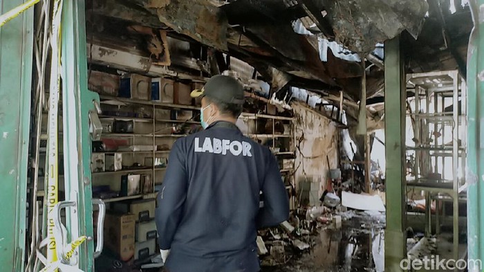 Tim Labfor Mabes Polri Cabang Surabaya bersama tim Inafis Polrestabes Surabaya sudah melakukan pemeriksaan di toko elektronik yang terbakar. Petugas membawa sejumlah kantong berisi barang bukti.