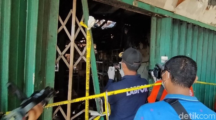 Tim Labfor Mabes Polri Cabang Surabaya bersama tim Inafis Polrestabes Surabaya melakukan pemeriksaan kebakaran toko elektronik. Pemeriksaan dilakukan untuk mencari penyebab kebakaran yang menelan 5 korban jiwa.