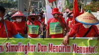 Mereka menuntut pemerintah pusat segera menyelesaikan sengketa pertanahan di atas lahan petani. 