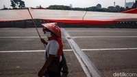 Bendera merah putih diarak dari Jalan Rasuna Said menuju Tugu Tani, Menteng, Jakarta Pusat.