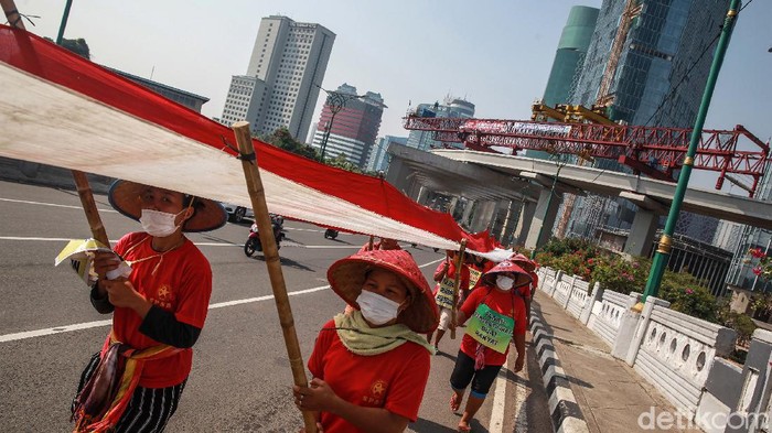 Kembali Demo, Petani Bawa Bendera Merah Putih 100 Meter Para petani dari Simalingkir dan Sei Mencirim,Sumatera Utara kembali berdemo di Jakarta, Senin (31/8/2020). Mereka menuntut pemerintah pusat segera menyelesaikan sengketa pertanahan di atas lahan petani. Dalam aksinya mereka membawa bendera merah putih sepanjang 100 meter melewati Jl Rasuna Said dan berakhir di Tugu Tani, Menteng. Aksi berlangsung tertib dan mendapat pengawalan kepolisian. Sebelumnya, petani dari kedua wilayah tersebut melakukan aksi serupa di Taman Pandang Istana, beberapa waktu lalu.