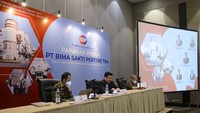 Direktur Utama PT Bima Sakti Pertiwi Tbk. (PAMG) Christopher Sumasto Tjia (tengah) berbincang dengan Direktur Leonardus Sutarman (kanan) dan Corporate Secretary Riza Budi saat paparan publik PT Bima Sakti Pertiwi Tbk. (PAMG) di Jakarta, Senin (31/8/2020).