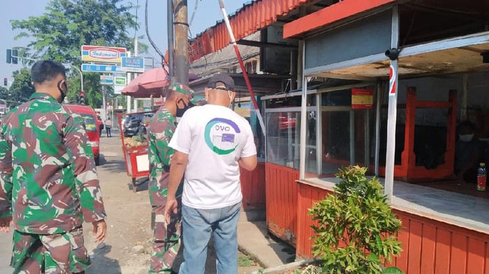 Kondisi gerobak PKL yang dirusak di Kelapa Dua Weta, Jakarta Timur lalu didata oleh TNI AD.