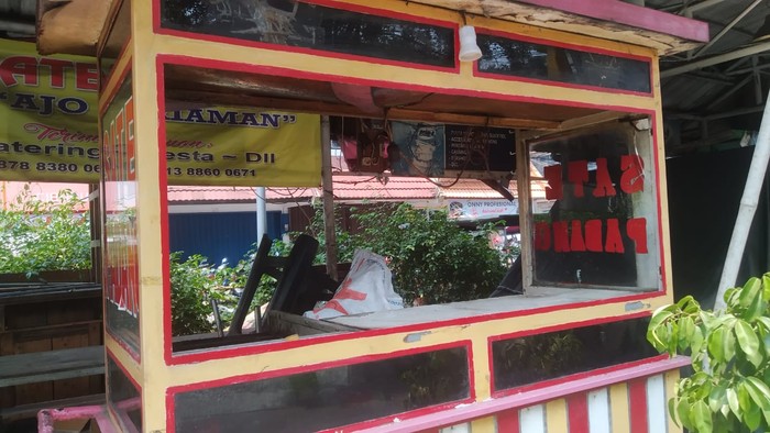 Kondisi gerobak PKL yang dirusak di Kelapa Dua Weta, Jakarta Timur lalu didata oleh TNI AD.