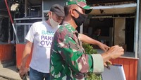 Kepada anggota TNI yang mendata, pedagang meminta ada ganti rugi. Sehingga, mereka bisa kembali berdagang secara normal (Foto: Wilda Nufus/detikcom).