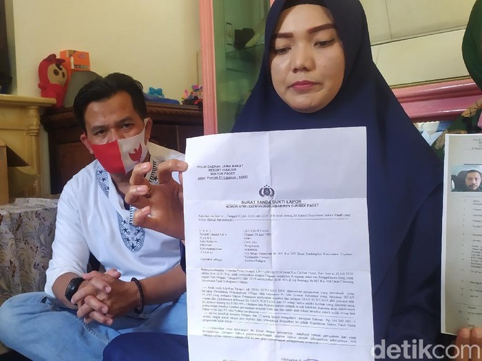 Korban  penipuan berkedok perumahan subsidi di Cianjur tunjukan bukti laporan dan bukti transaksi.