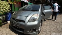 Sebuah mobil yang diketahui turut menjadi korban perusakan tersebut pun turut terlihat di kawasan tersebut.