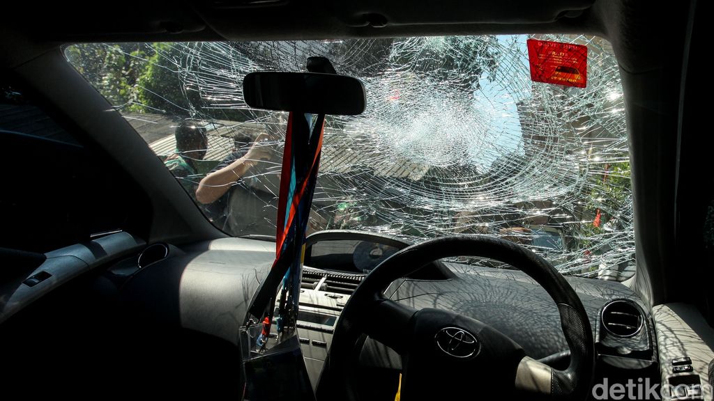 Korban perusakan Polsek Ciracas mendatangi Koramil 05/Kramat Jati. Para korban yang terdampak perusakan tersebut diketahui akan mendapatkan ganti rugi.