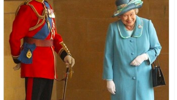 Ada Queen Elizabeth II lagi yang mencoba menahan tawa ketika melihat sang suami (Duke of Edinburgh) memakai seragam penjaga istana. Foto: weird_hist via Bored Panda