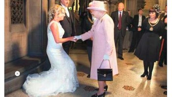 Iseng kirim undangan, Queen Elizabeth II benar-benar menyempatkan diri datang. Foto: weird_hist via Bored Panda