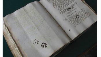 Gemesin banget ya ada tanda cinta dari si kucing yang tercetak di manuskrip kuno ini. Foto: weird_hist via Bored Panda