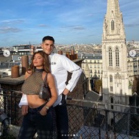 Kylie Jenner mengunggah momen liburannya ke Paris ke akun Instagramnya @kyliejenner. Dalam foto tersebut dia berpose mesra bersama pria keturunan Palestina yang tinggal di Dubai, Fai Khadra. Foto: Dok. Instagram Kylie Jenner