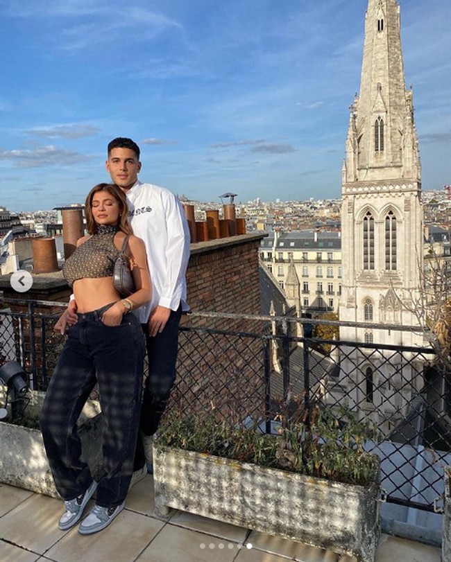 Fai Khadra dalam keluarga Kardashian-Jenner bukanlah sosok baru. Sebelumnya pria yang berprofesi sebagai model itu sempat digosipkan pacaran dengan Kendall Jenner. Fai diketahui sudah dekat dengan Kendall sejak 2017. Sebagai keturunan Palestina, Fai pun akrab dengan Gigi Hadid dan Bella Hadid. Foto: Dok. Instagram Kylie Jenner