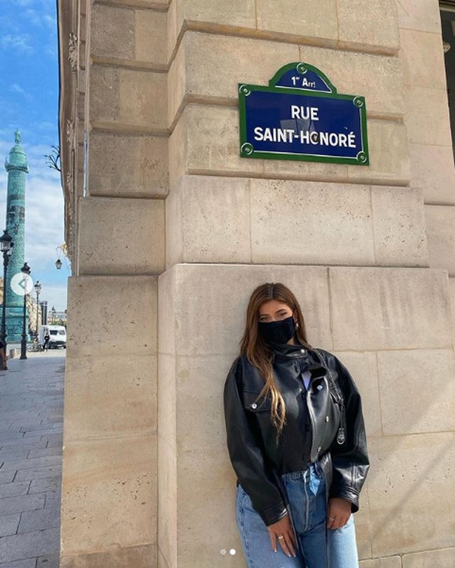 Kylie Jenner juga mengunggah salah satu fotonya yang memperlihatkan dirinya tidak melupakan protokol kesehatan pencegahan virus Corona saat di Paris. Adik tiri Kim Kardashian itu berpose dengan memakai masker. Foto: Dok. Instagram Kylie Jenner